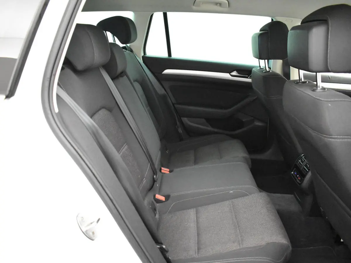 1.6 TDI DSG AUT. COMFORTLINE + WEGKL. TREKHAAK / LED / NAVIGATIE