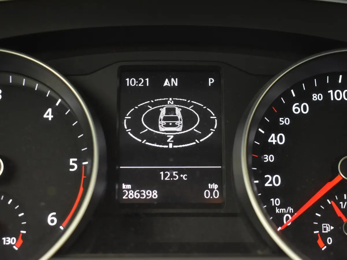 1.6 TDI DSG AUT. COMFORTLINE + WEGKL. TREKHAAK / LED / NAVIGATIE