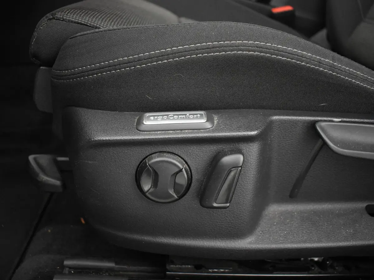 1.6 TDI DSG AUT. COMFORTLINE + WEGKL. TREKHAAK / LED / NAVIGATIE
