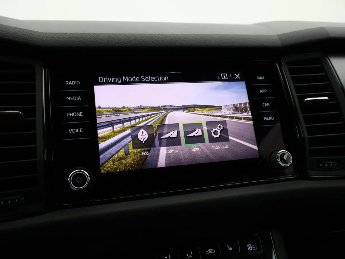 1.5 TSI 150 PK DSG AUT. 7-PERS SPORTLINE *MAT ZWART* + ADAPTIVE CRUISE | VIRTUAL COCKPIT | CAMERA | 20 INCH