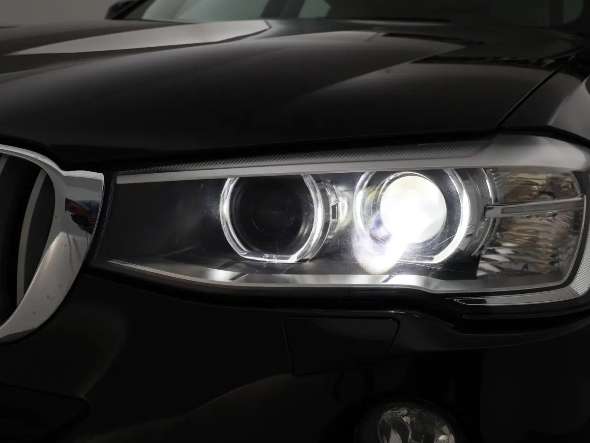 xDrive20i 184 PK H.E. + TREKHAAK 2000 KG | LEDER | HEAD-UP | STOELVERW. | 19 INCH