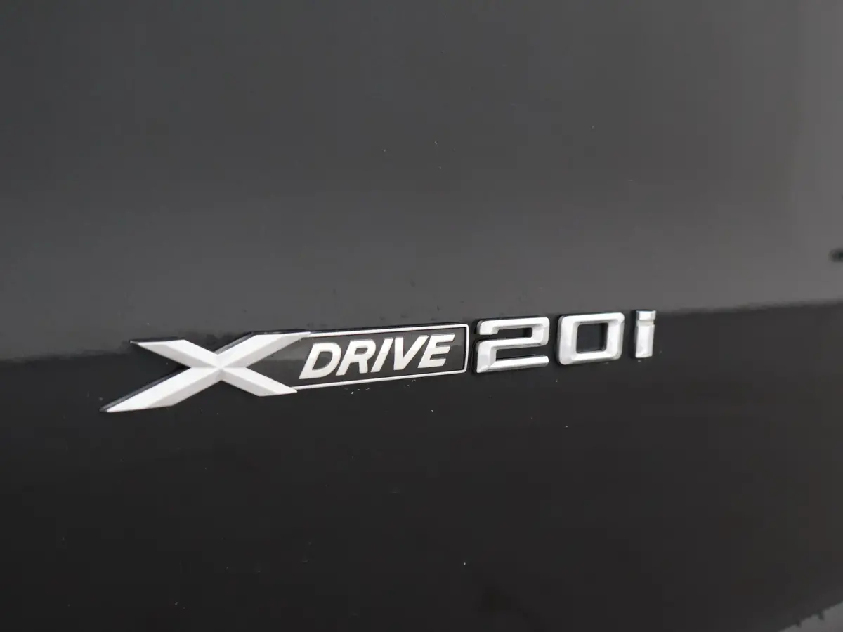 xDrive20i 184 PK H.E. + TREKHAAK 2000 KG | LEDER | HEAD-UP | STOELVERW. | 19 INCH