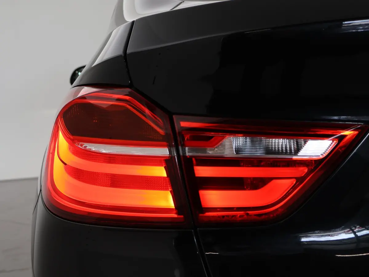 xDrive20i 184 PK H.E. + TREKHAAK 2000 KG | LEDER | HEAD-UP | STOELVERW. | 19 INCH
