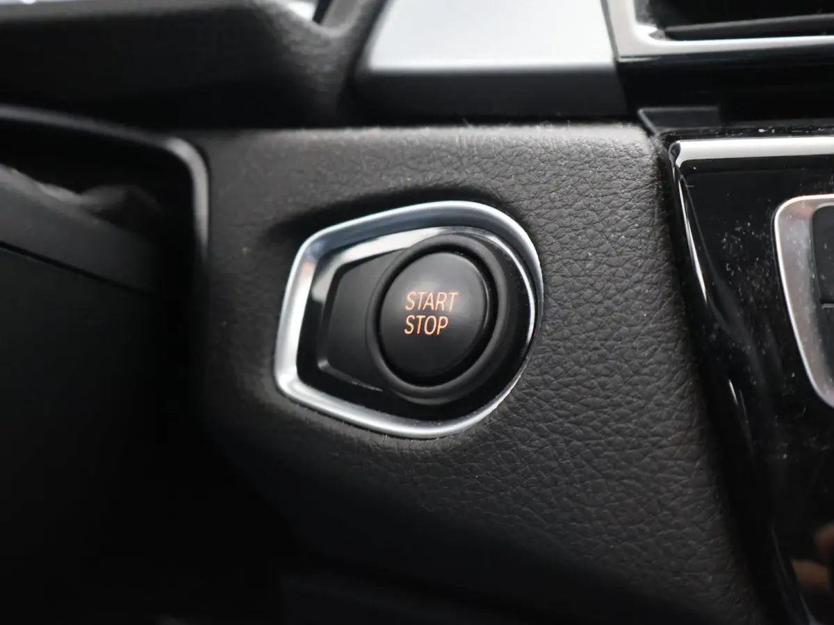 225XE 224 PK HYBRID XDRIVE EXECUTIVE + LED / NAVIGATIE