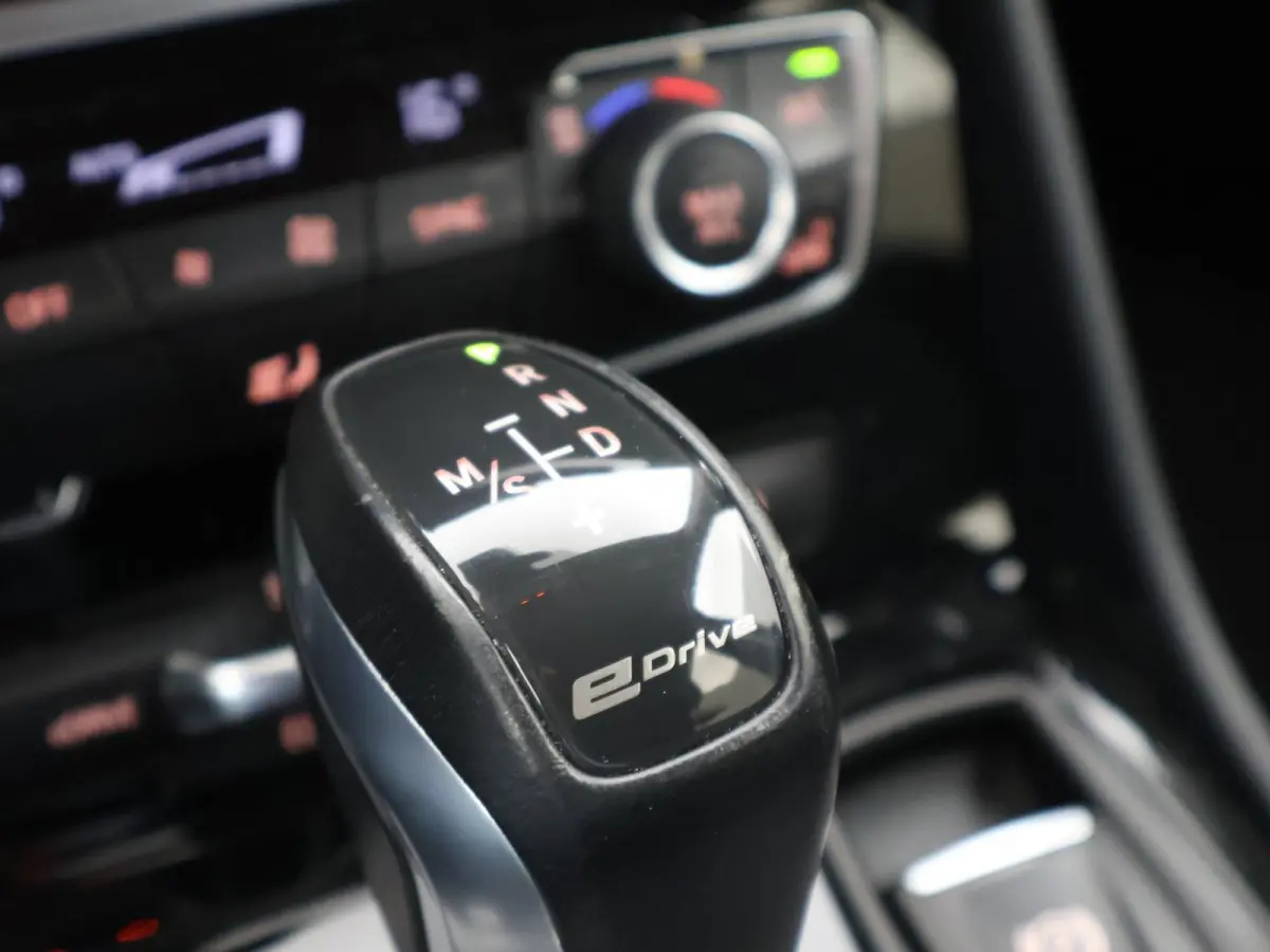 225XE 224 PK HYBRID XDRIVE EXECUTIVE + LED / NAVIGATIE