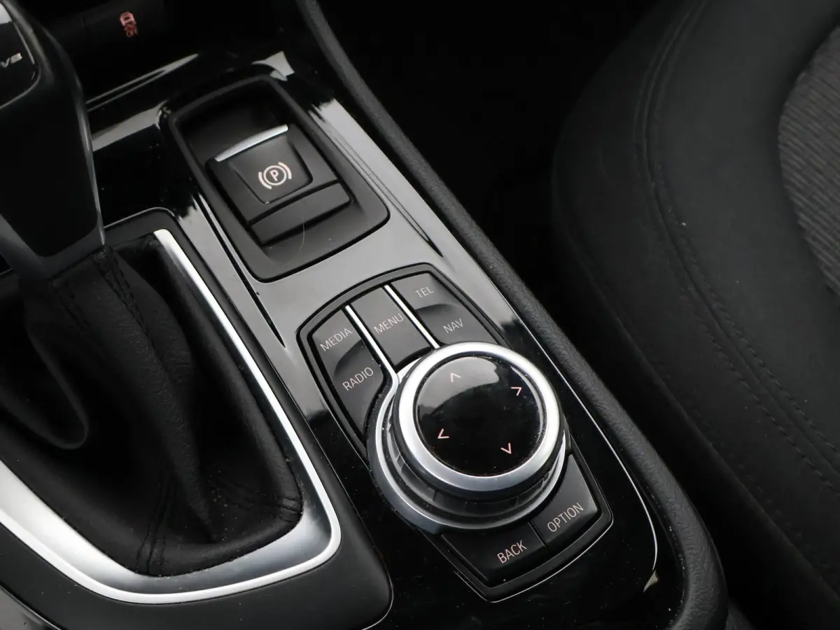 225XE 224 PK HYBRID XDRIVE EXECUTIVE + LED / NAVIGATIE