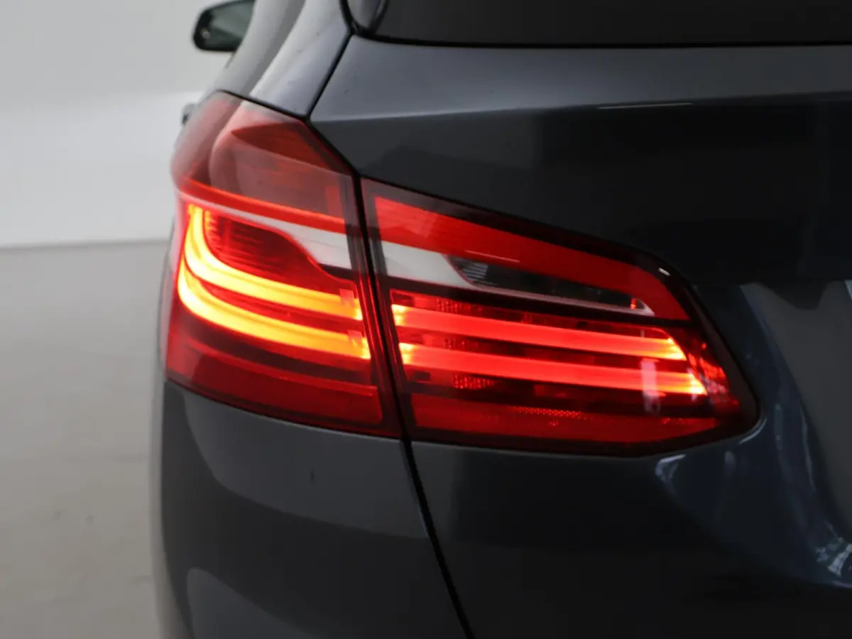 225XE 224 PK HYBRID XDRIVE EXECUTIVE + LED / NAVIGATIE
