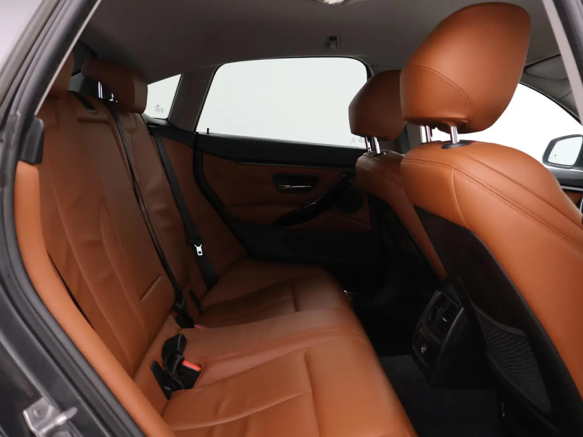 418i EXECUTIVE | LEDER | NAVI | STOELVERWARMING | LED | 18 INCH LMV