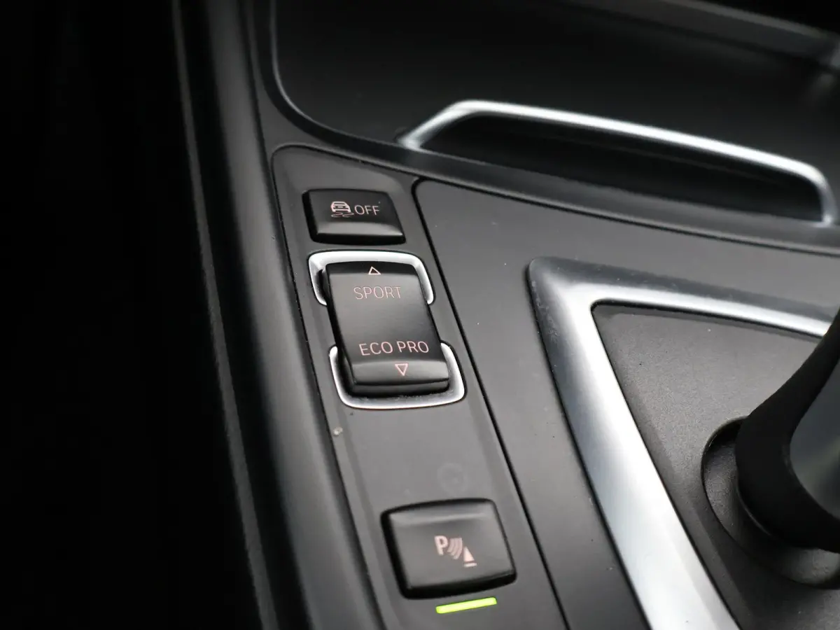418i EXECUTIVE | LEDER | NAVI | STOELVERWARMING | LED | 18 INCH LMV