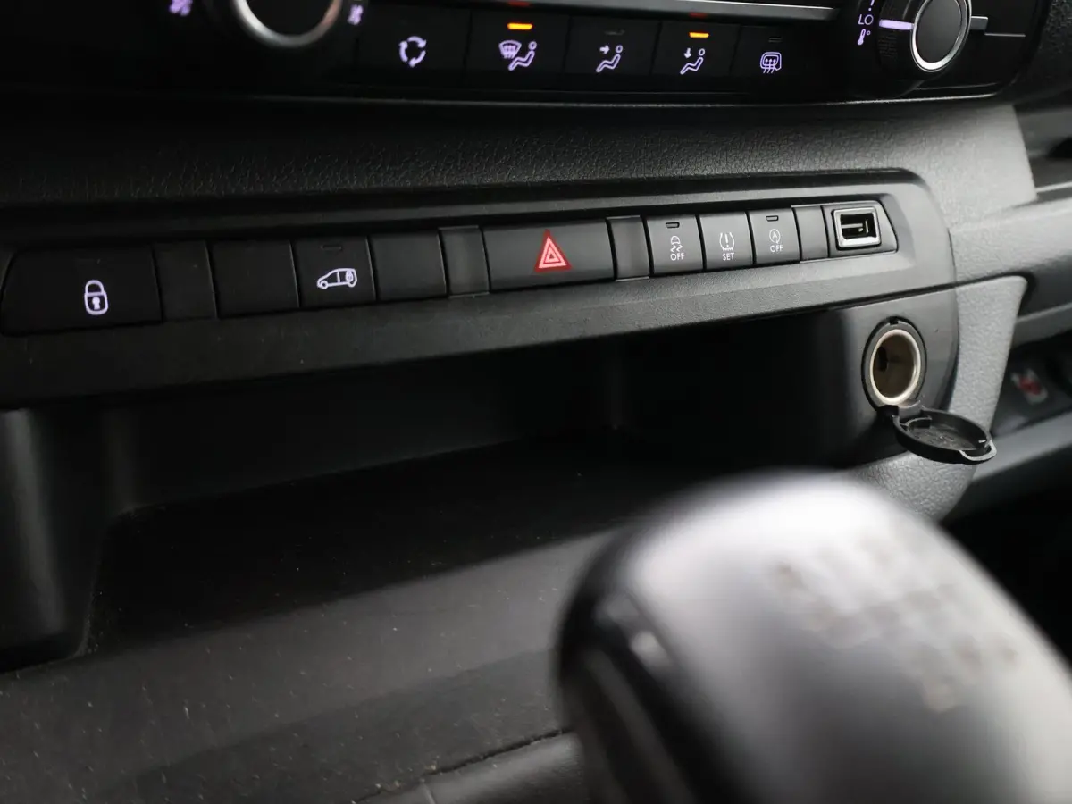 2.0 D-4D 122 PK COOL COMFORT + CAMERA / AIRCO / TREKHAAK / CRUISE CONTROL