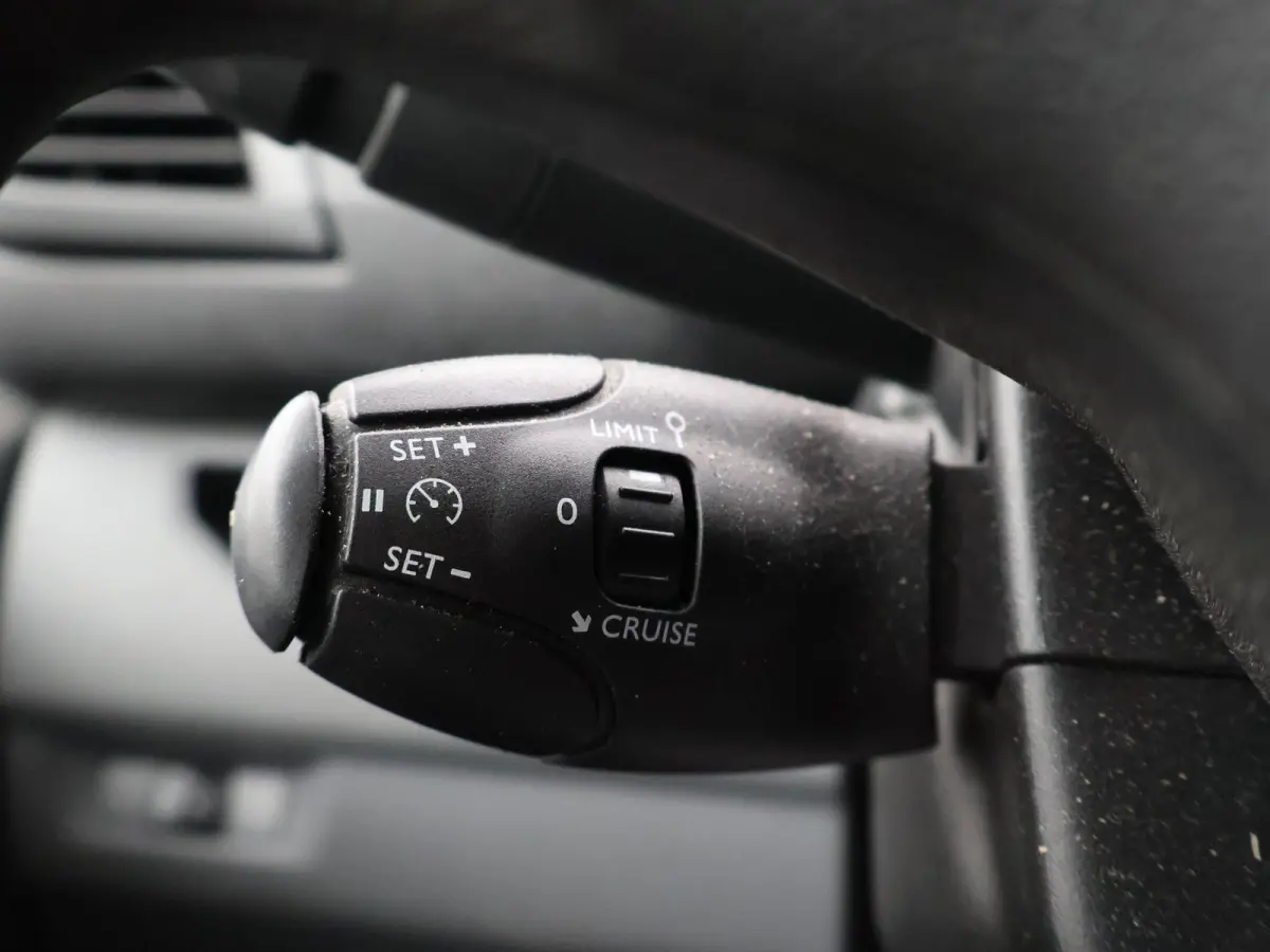 2.0 D-4D 122 PK COOL COMFORT + CAMERA / AIRCO / TREKHAAK / CRUISE CONTROL