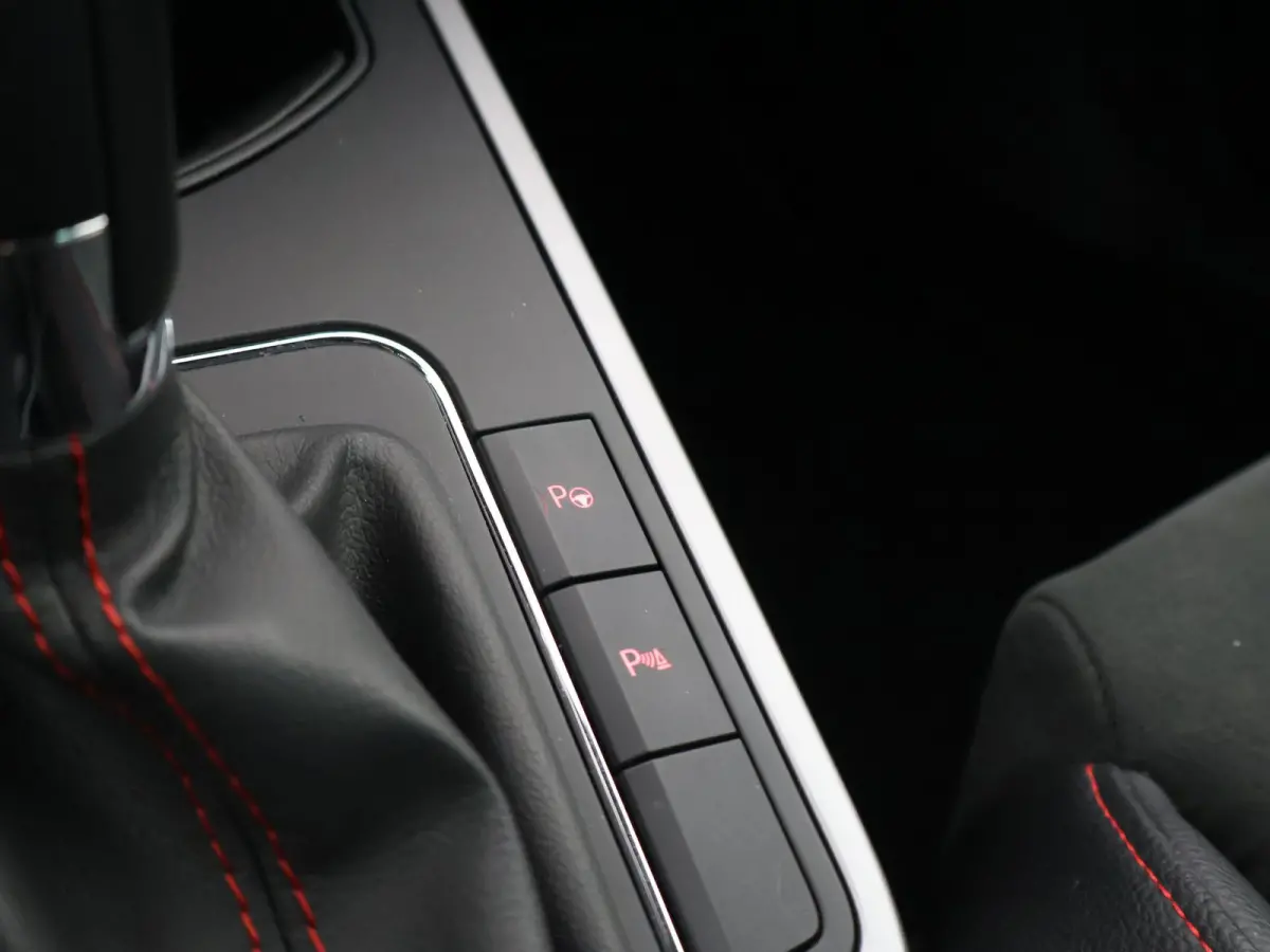 1.0 TSI AUT. FR SPORT + ADAPTIVE CRUISE | CAMERA VIRTUAL COCKPIT | TREKHAAK | APPLE CARPLAY | LED | STOELVERWARMING