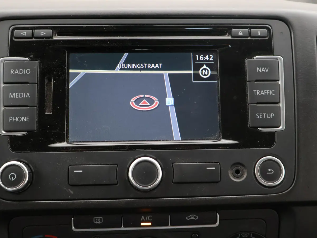 2.0 TDI 140 PK DSG AUT. L2H1 8-PERS. *67.950 KM* + TREKHAAK | COMFORTSTOELEN | NAVIGATIE
