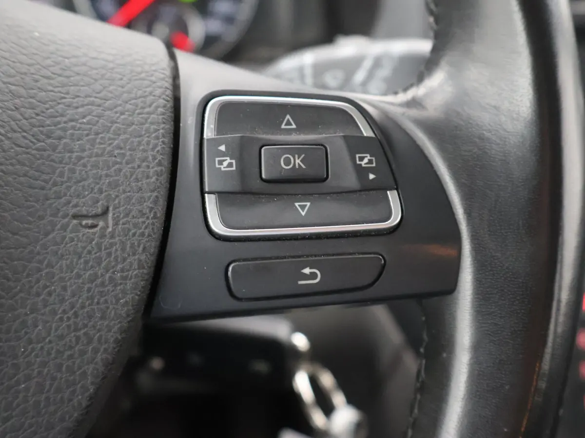 2.0 TDI 140 PK DSG AUT. L2H1 8-PERS. *67.950 KM* + TREKHAAK | COMFORTSTOELEN | NAVIGATIE