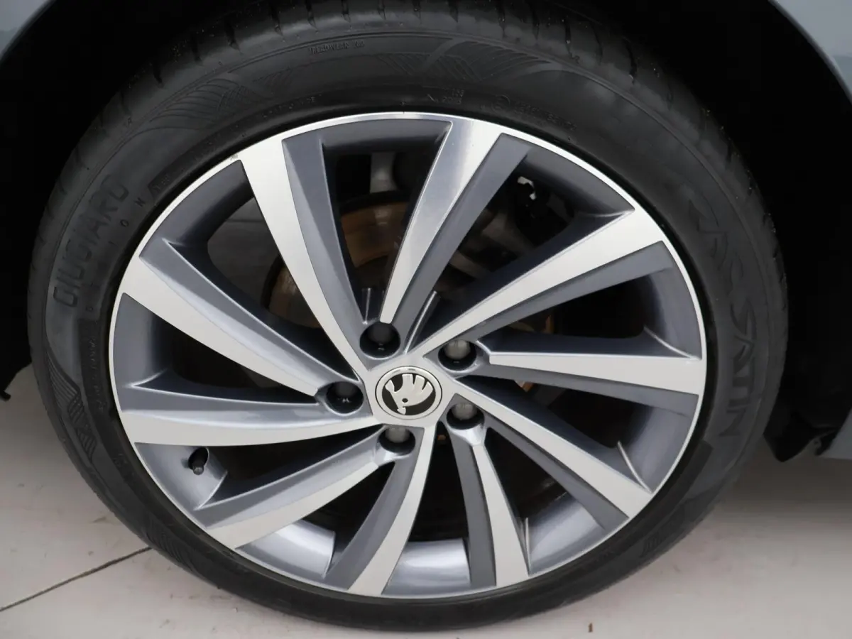 1.5 e-TSI AUT. + 18 INCH | ADAPTIVE CRUISE | LED | VIRTUAL COCKPIT | SFEERVERLICHTING | CAMERA | CARPLAY | STOELVERW.