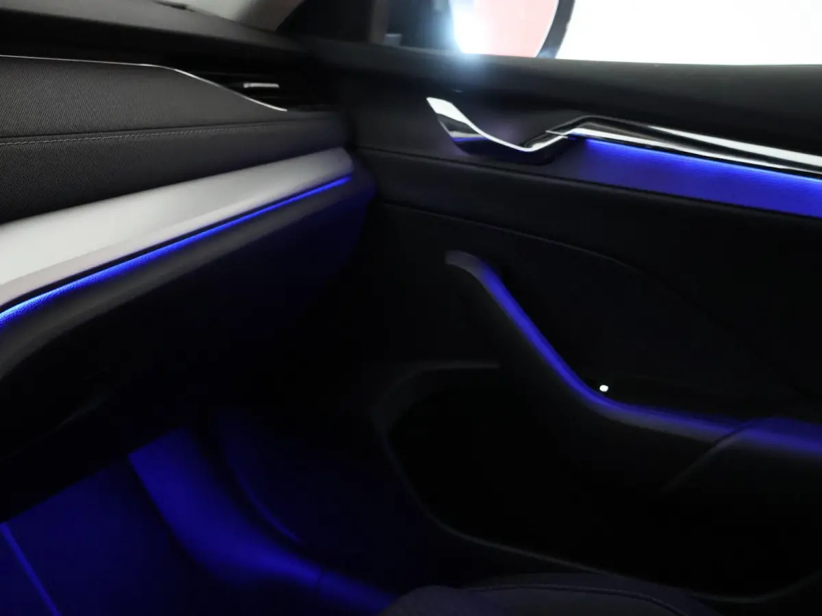 1.5 e-TSI AUT. + 18 INCH | ADAPTIVE CRUISE | LED | VIRTUAL COCKPIT | SFEERVERLICHTING | CAMERA | CARPLAY | STOELVERW.
