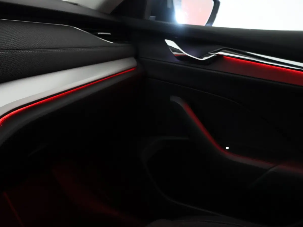 1.5 e-TSI AUT. + 18 INCH | ADAPTIVE CRUISE | LED | VIRTUAL COCKPIT | SFEERVERLICHTING | CAMERA | CARPLAY | STOELVERW.