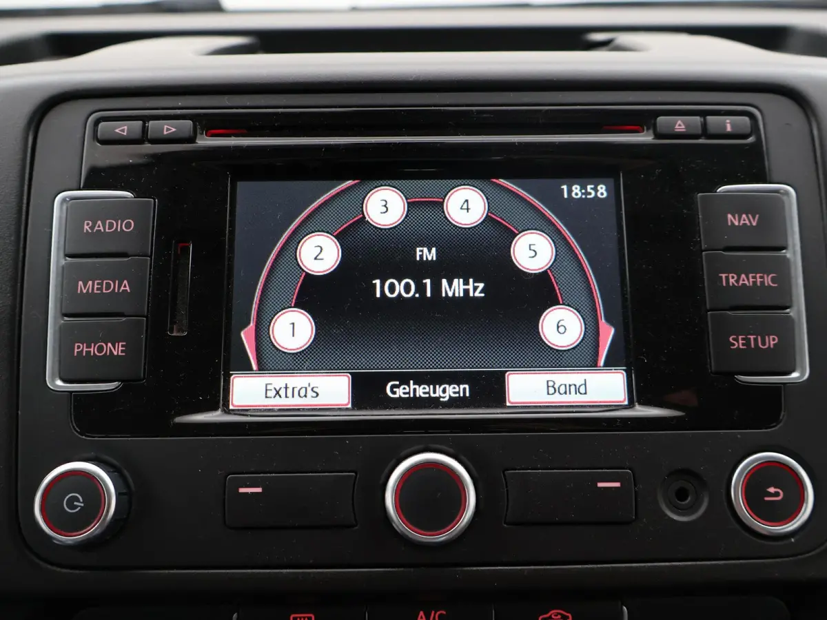 2.0 TDI 140 PK DSG AUT. L2H1 8-PERS. *98.138 KM* + TREKHAAK | COMFORTSTOELEN | NAVIGATIE