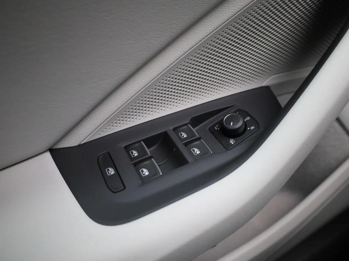 1.5 eTSI Elegance Business | Direct leverbaar | LED Matrix koplampen | Achterklep elektrisch te openen | Keyless Access | Stoelverwarming | Stuurwielverwarming | Voorstoelen Ergo-Active