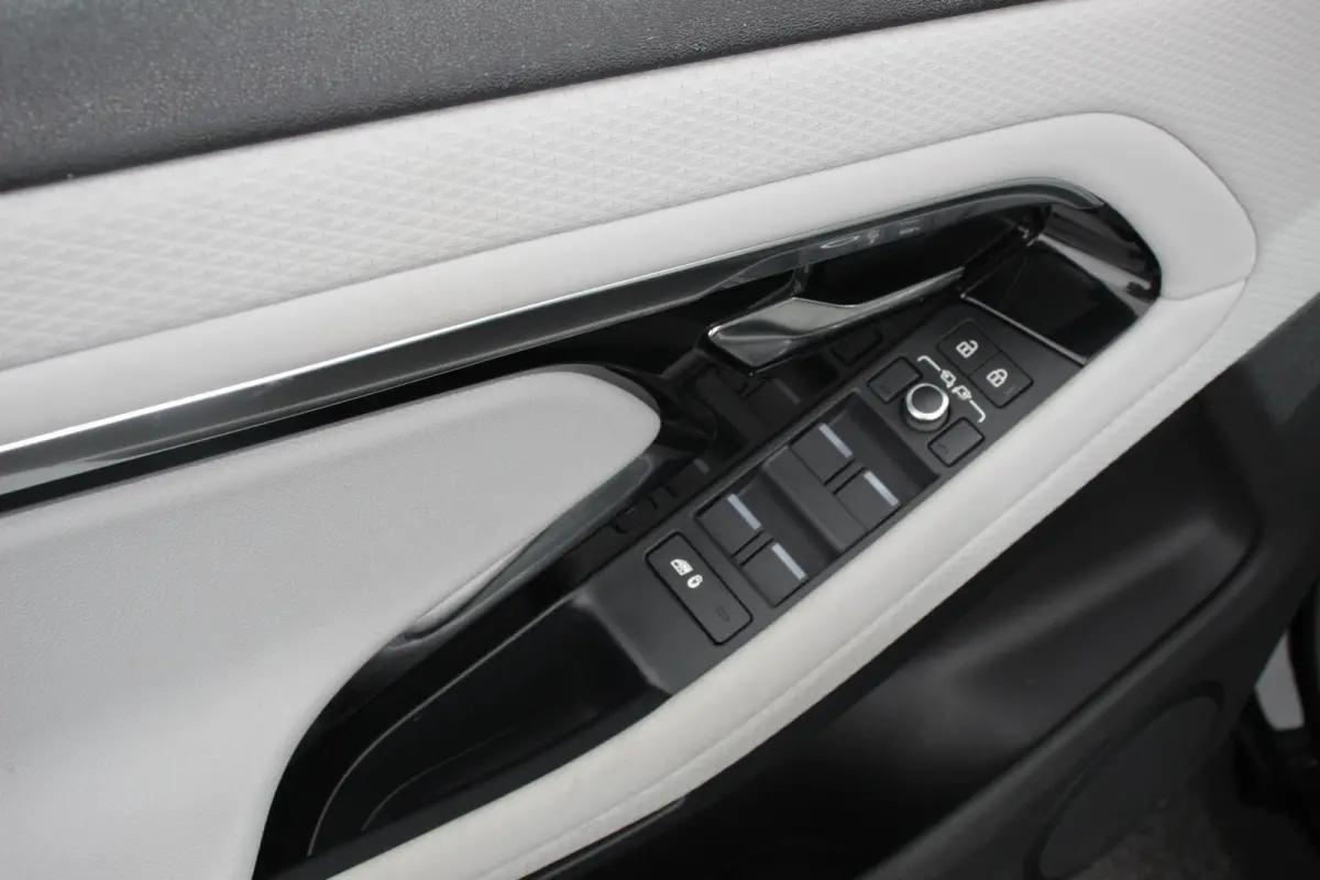 1.5 P300e AWD PHEV SE Signature Panoramadak Afneembare trekhaak Navigatie Parkeersensoren 360 Camera Cruise Control Elektrische verstelbare stoelen