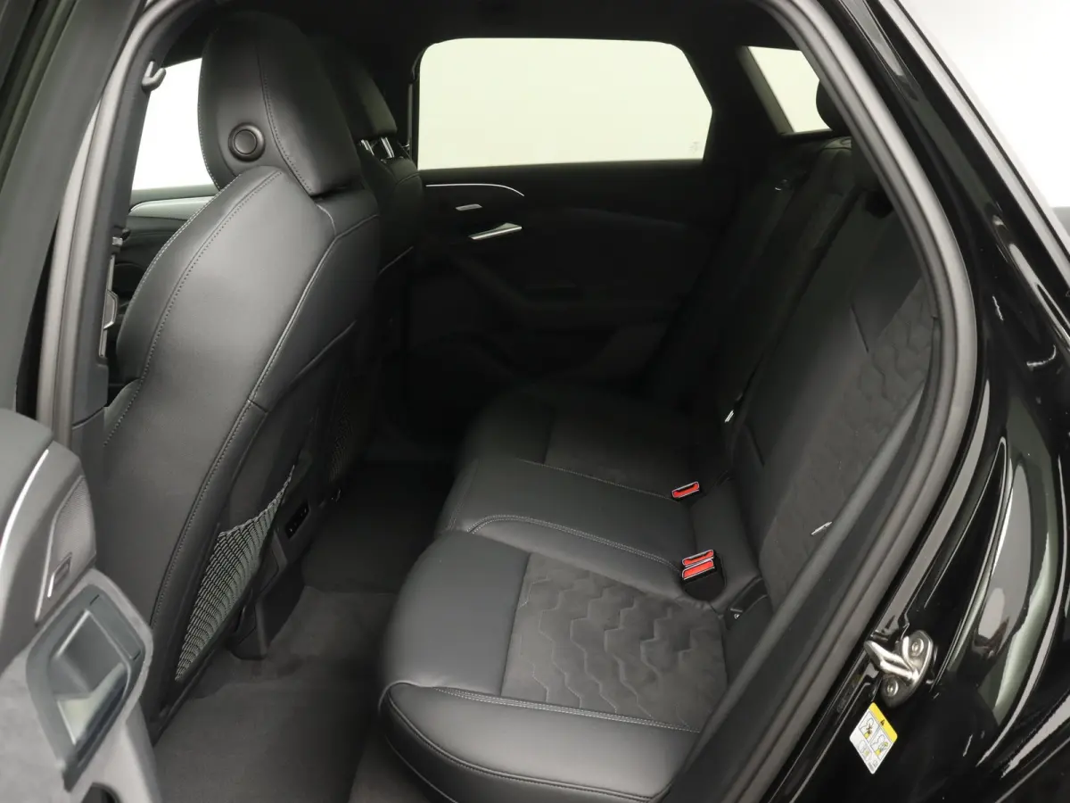 S edition performance 100 kWh | S-line | Navigatie | Adaptive cruise control l B&O Premium soundsysteem l 360 graden camera l Elektrisch verstelbare bestuurdersstoel met geheugen l 3-zone El