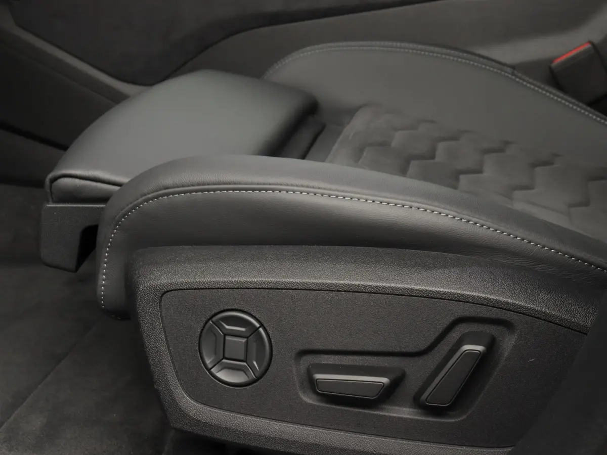 S edition performance 100 kWh | S-line | Navigatie | Adaptive cruise control l B&O Premium soundsysteem l 360 graden camera l Elektrisch verstelbare bestuurdersstoel met geheugen l 3-zone El