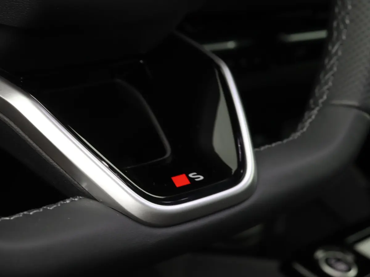 S edition performance 100 kWh | S-line | Navigatie | Adaptive cruise control l B&O Premium soundsysteem l 360 graden camera l Elektrisch verstelbare bestuurdersstoel met geheugen l 3-zone El