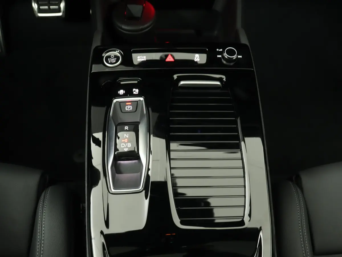 S edition performance 100 kWh | S-line | Navigatie | Adaptive cruise control l B&O Premium soundsysteem l 360 graden camera l Elektrisch verstelbare bestuurdersstoel met geheugen l 3-zone El