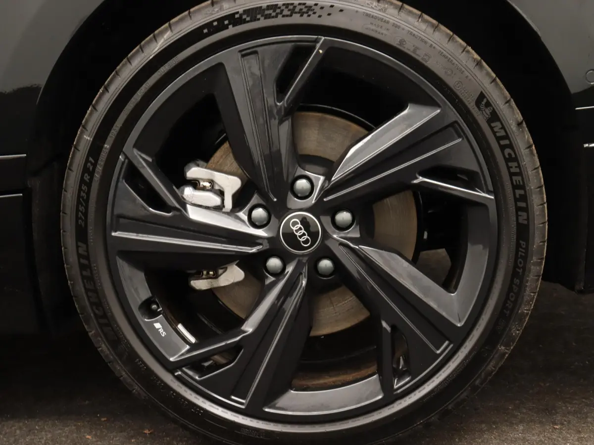 S edition performance 100 kWh | S-line | Navigatie | Adaptive cruise control l B&O Premium soundsysteem l 360 graden camera l Elektrisch verstelbare bestuurdersstoel met geheugen l 3-zone El