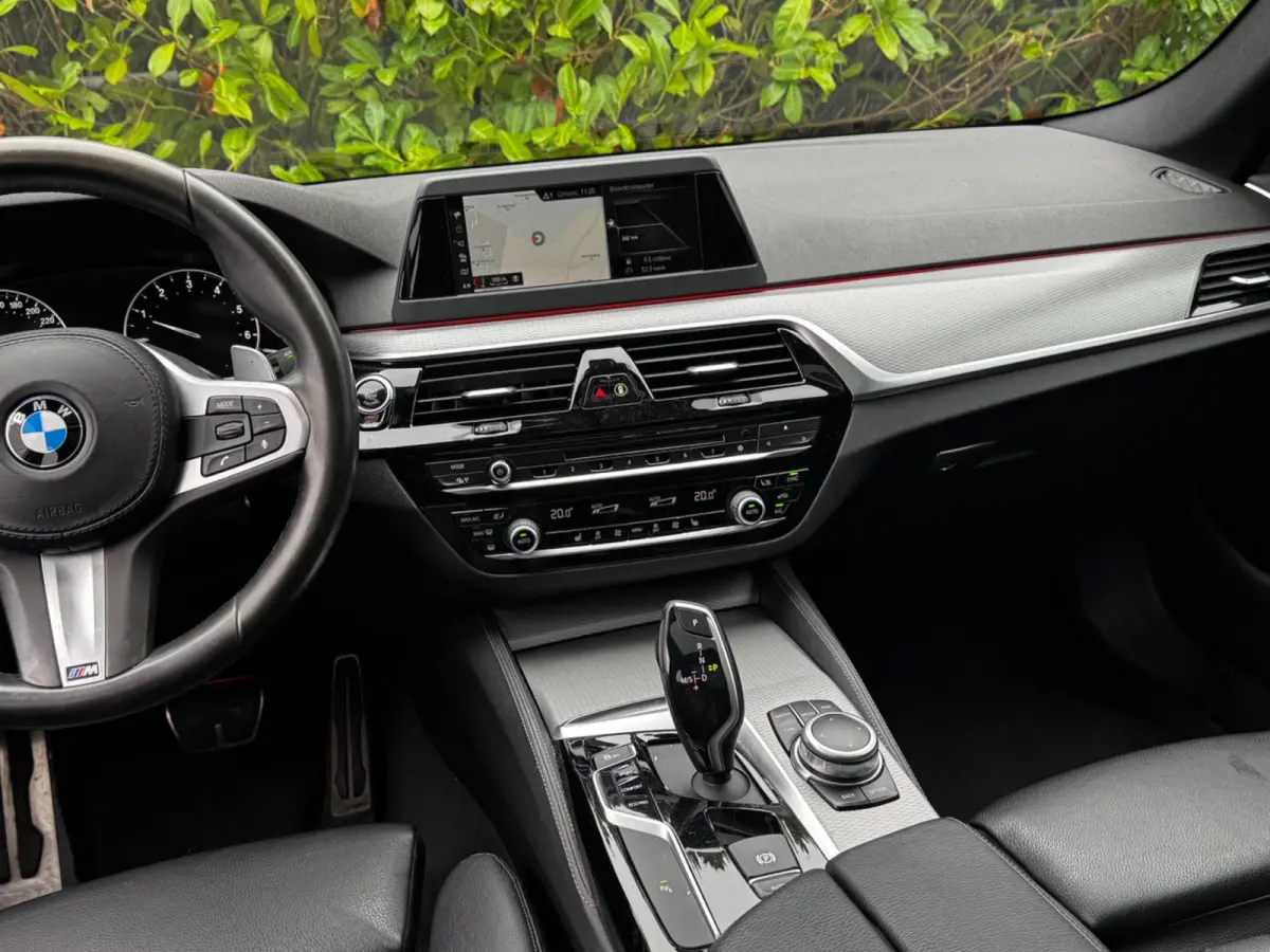 520i M-SPORT HIGH EXECUTIVE PANORAMADAK DEALER STOELVERWARMING LEDER M PAKKET VIRTUAL AMBIANCE TREKHAAK