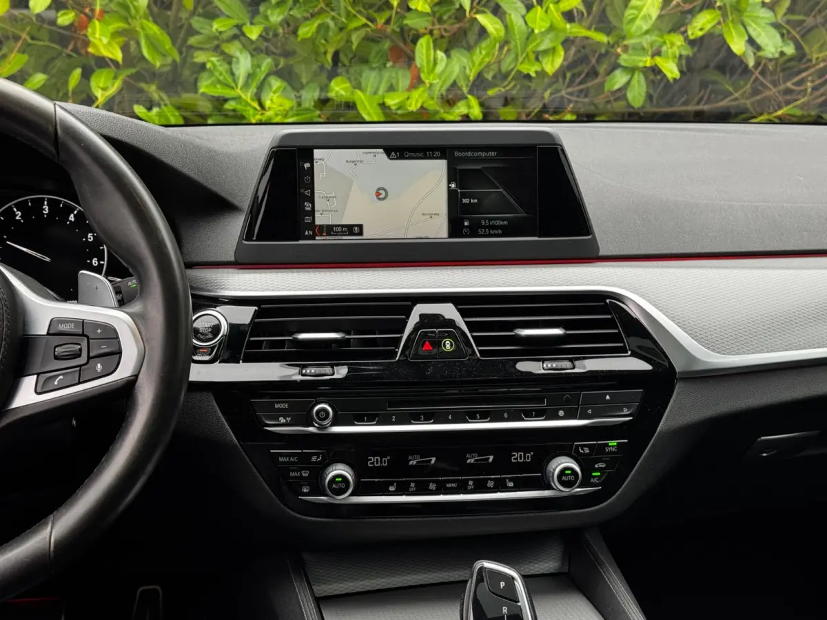 520i M-SPORT HIGH EXECUTIVE PANORAMADAK DEALER STOELVERWARMING LEDER M PAKKET VIRTUAL AMBIANCE TREKHAAK