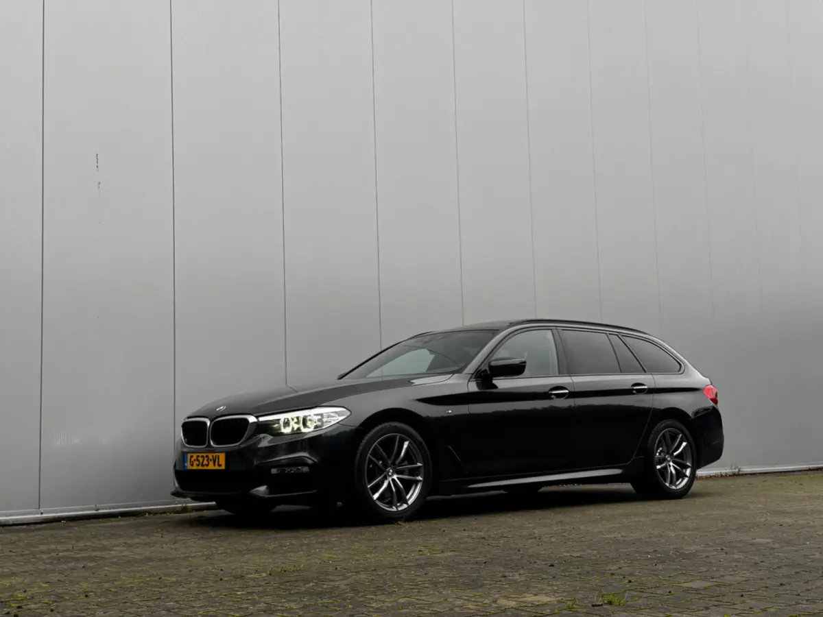 520i M-SPORT HIGH EXECUTIVE PANORAMADAK DEALER STOELVERWARMING LEDER M PAKKET VIRTUAL AMBIANCE TREKHAAK