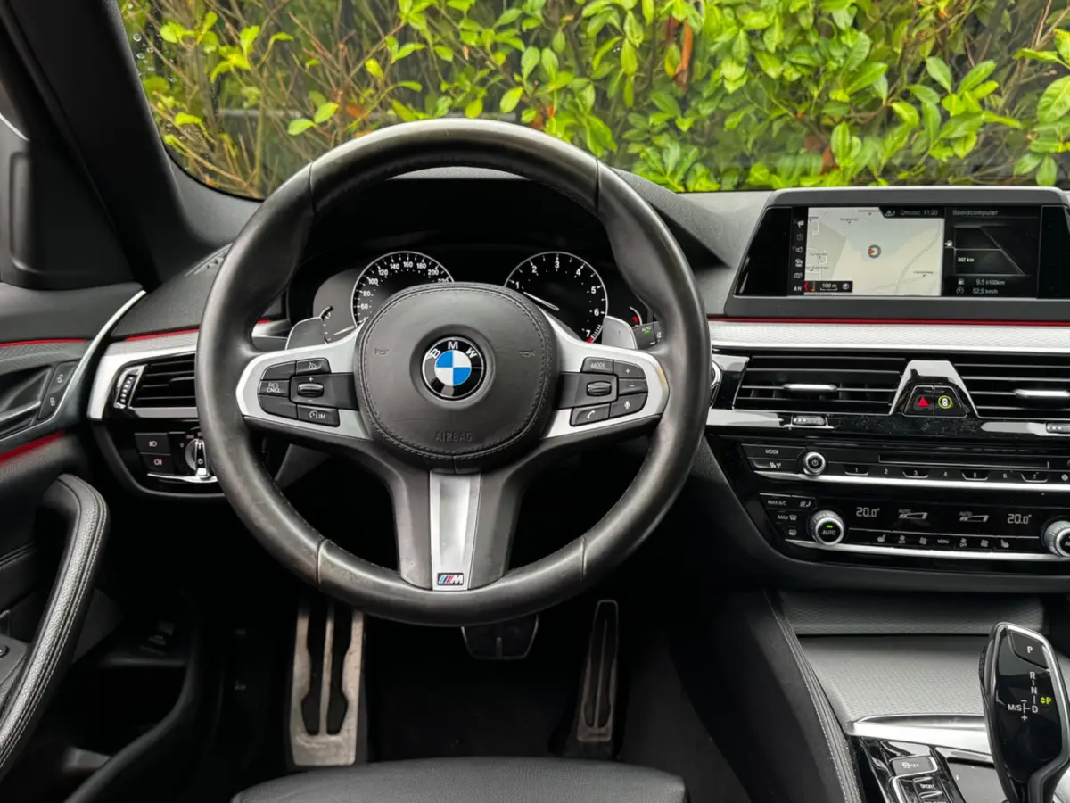 520i M-SPORT HIGH EXECUTIVE PANORAMADAK DEALER STOELVERWARMING LEDER M PAKKET VIRTUAL AMBIANCE TREKHAAK