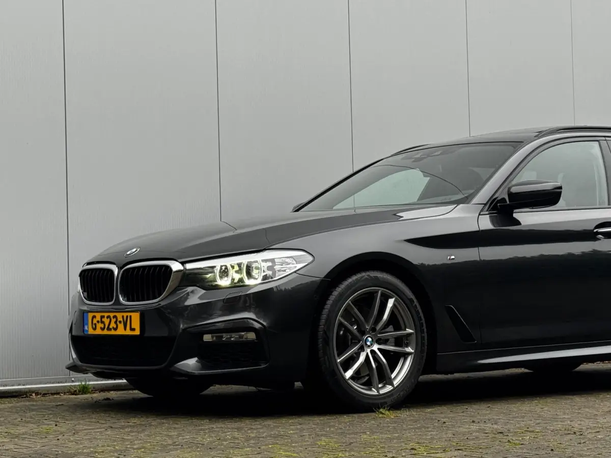 520i M-SPORT HIGH EXECUTIVE PANORAMADAK DEALER STOELVERWARMING LEDER M PAKKET VIRTUAL AMBIANCE TREKHAAK