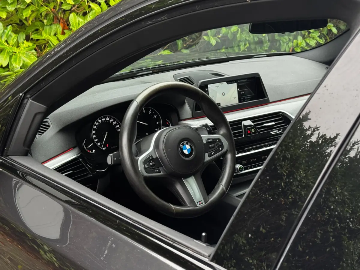 520i M-SPORT HIGH EXECUTIVE PANORAMADAK DEALER STOELVERWARMING LEDER M PAKKET VIRTUAL AMBIANCE TREKHAAK