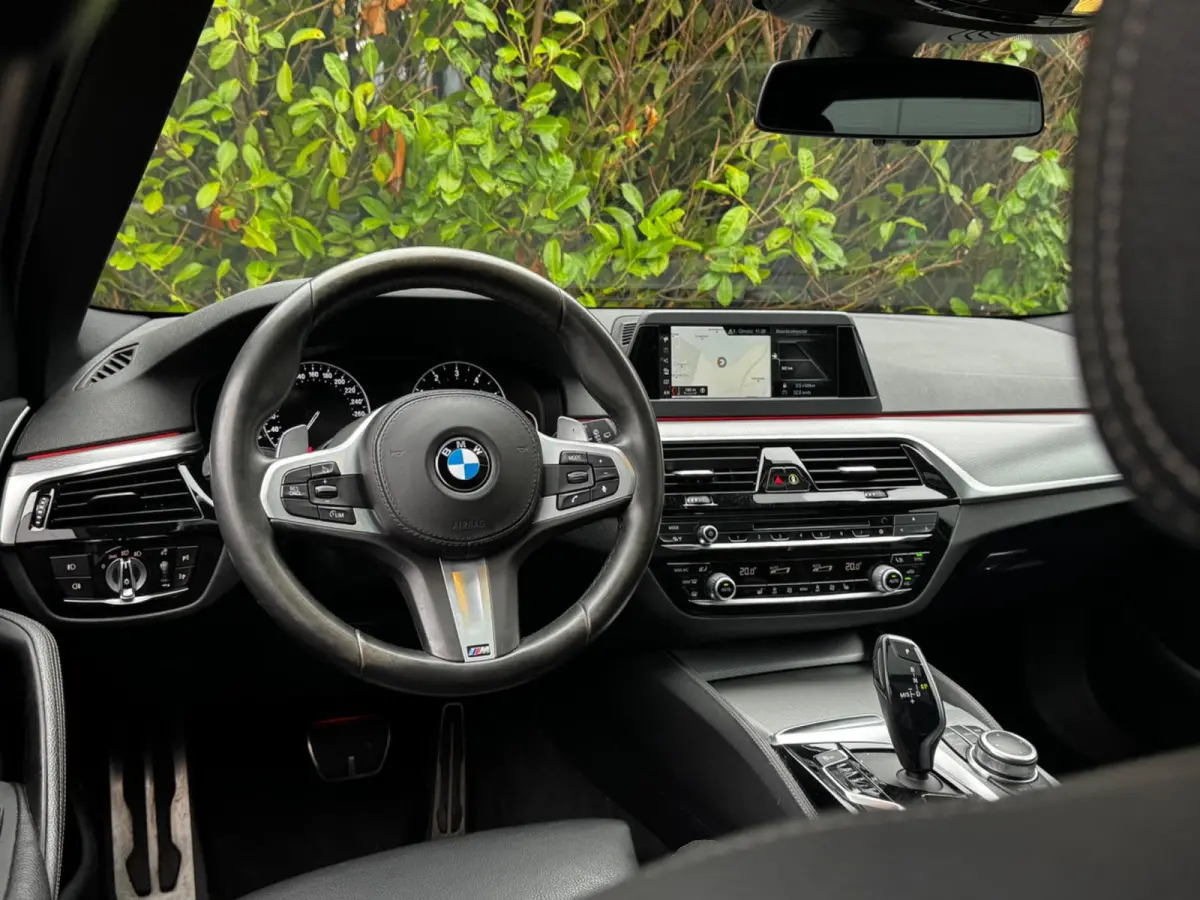 520i M-SPORT HIGH EXECUTIVE PANORAMADAK DEALER STOELVERWARMING LEDER M PAKKET VIRTUAL AMBIANCE TREKHAAK
