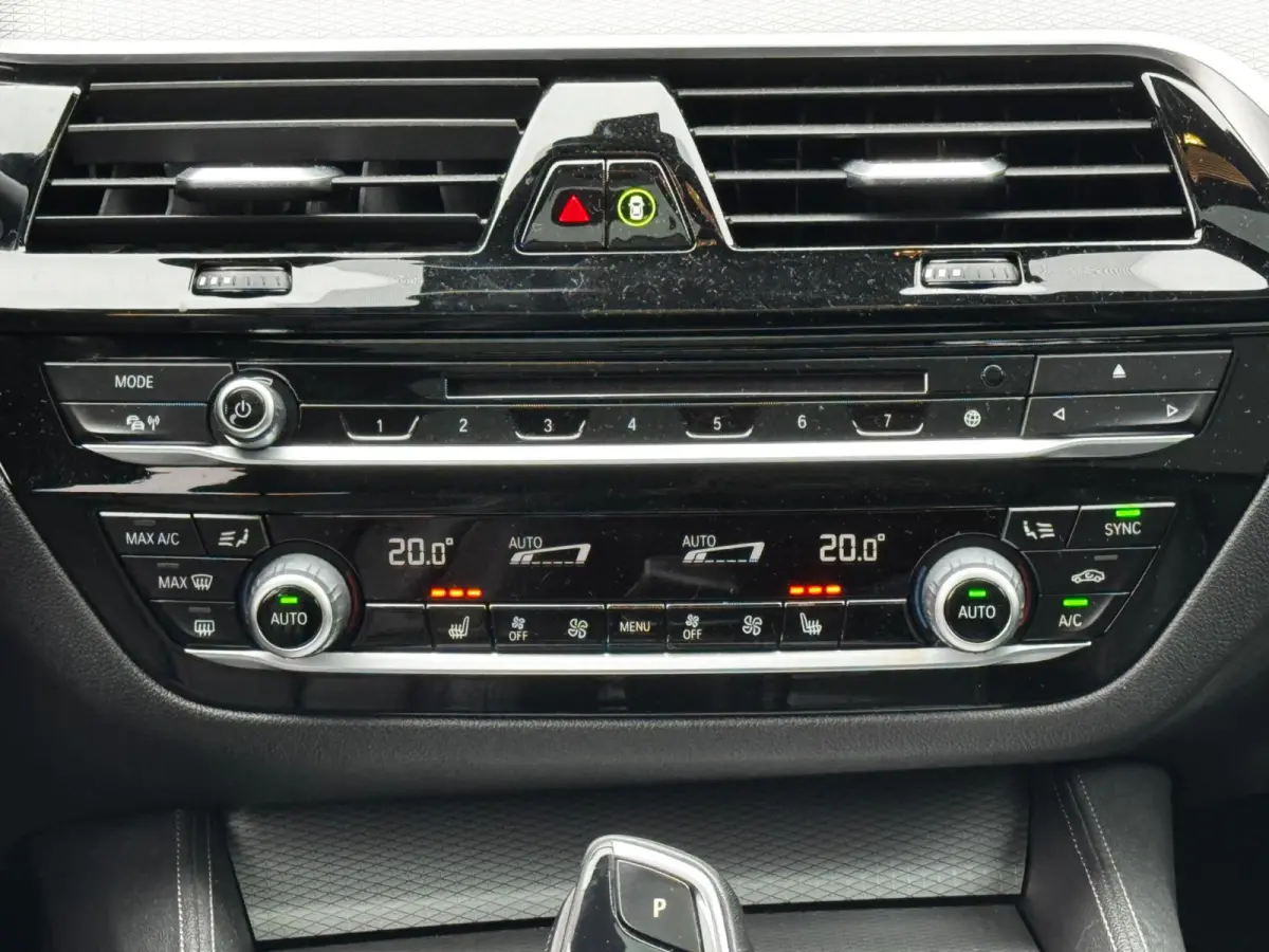 520i M-SPORT HIGH EXECUTIVE PANORAMADAK DEALER STOELVERWARMING LEDER M PAKKET VIRTUAL AMBIANCE TREKHAAK