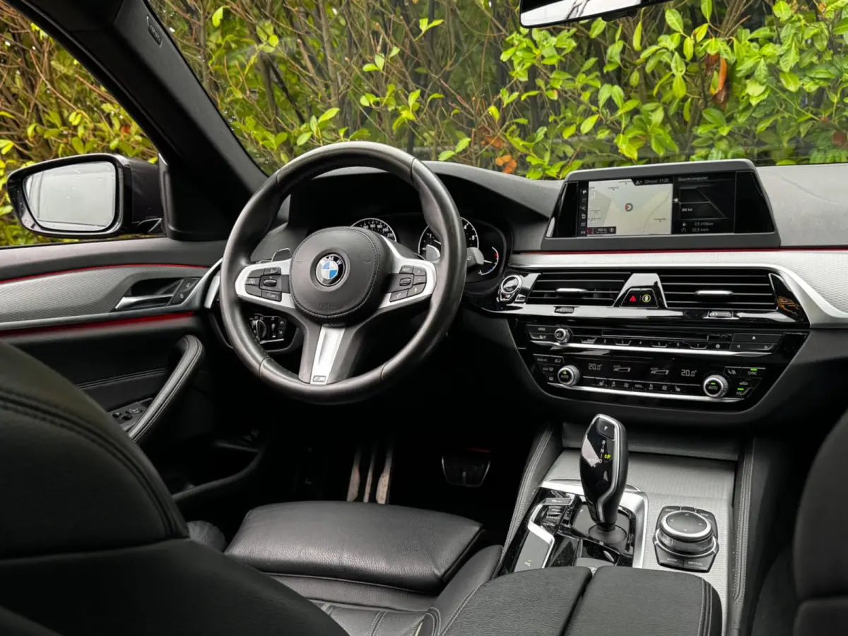 520i M-SPORT HIGH EXECUTIVE PANORAMADAK DEALER STOELVERWARMING LEDER M PAKKET VIRTUAL AMBIANCE TREKHAAK