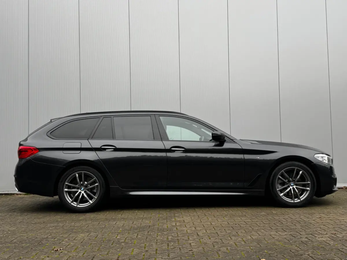 520i M-SPORT HIGH EXECUTIVE PANORAMADAK DEALER STOELVERWARMING LEDER M PAKKET VIRTUAL AMBIANCE TREKHAAK