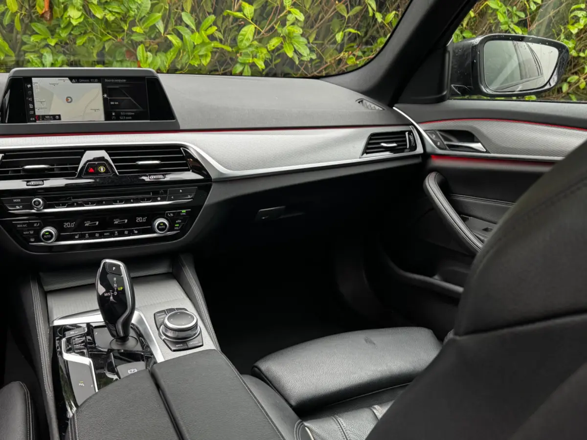 520i M-SPORT HIGH EXECUTIVE PANORAMADAK DEALER STOELVERWARMING LEDER M PAKKET VIRTUAL AMBIANCE TREKHAAK