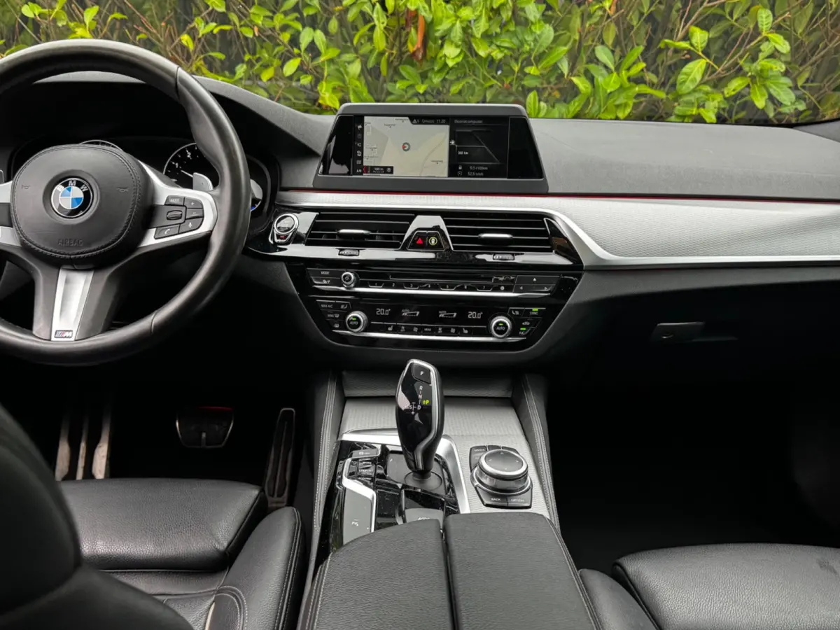 520i M-SPORT HIGH EXECUTIVE PANORAMADAK DEALER STOELVERWARMING LEDER M PAKKET VIRTUAL AMBIANCE TREKHAAK
