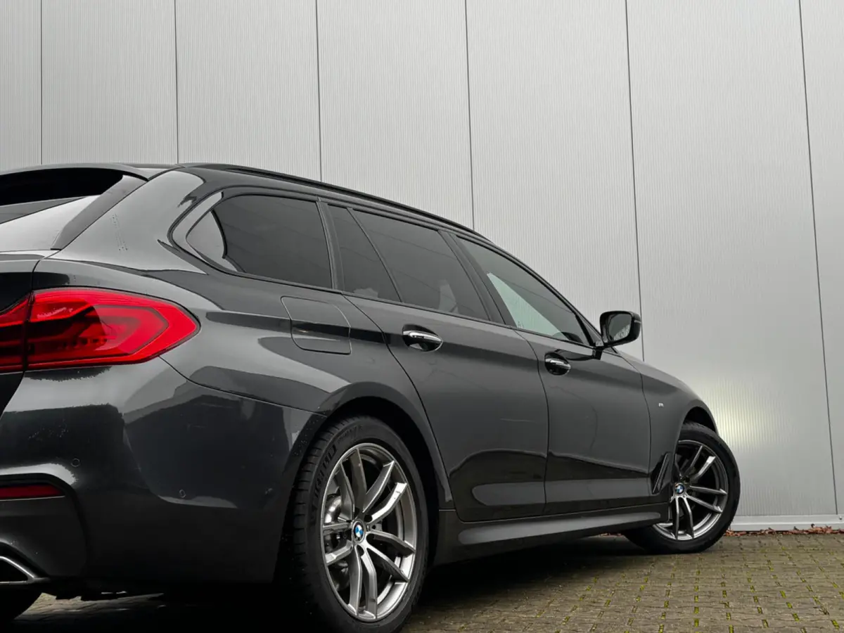 520i M-SPORT HIGH EXECUTIVE PANORAMADAK DEALER STOELVERWARMING LEDER M PAKKET VIRTUAL AMBIANCE TREKHAAK