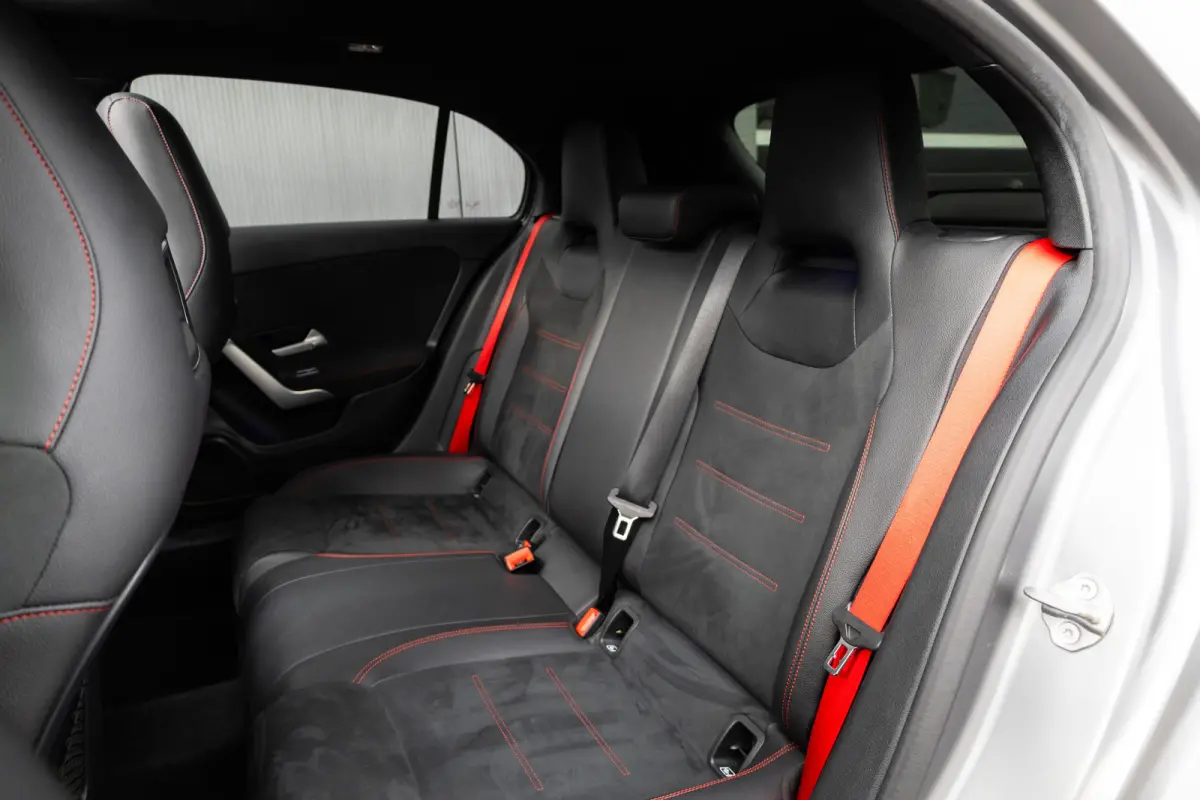AMG 35 4MATIC 306 pk Premium Plus AMG-Pakket / Mat-Grijs/ Pano-Dak/ Camera/ Keyless/ Wide-Screen/ Sfeer-Verl/ Sport-Stoelen/ Stoel.Verw/ 19'' LMV