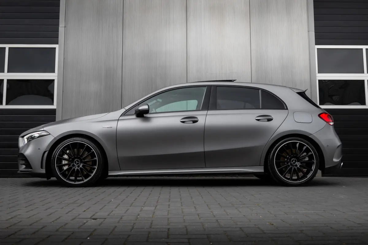 AMG 35 4MATIC 306 pk Premium Plus AMG-Pakket / Mat-Grijs/ Pano-Dak/ Camera/ Keyless/ Wide-Screen/ Sfeer-Verl/ Sport-Stoelen/ Stoel.Verw/ 19'' LMV