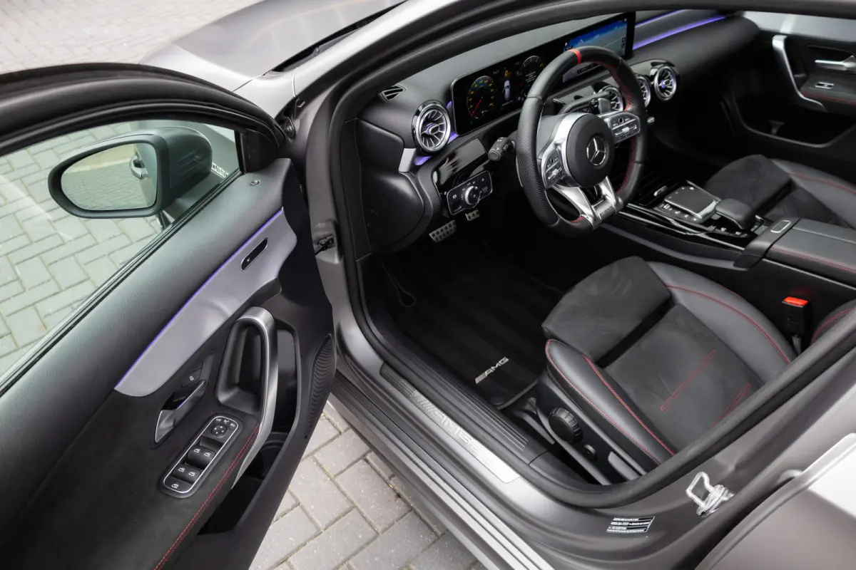 AMG 35 4MATIC 306 pk Premium Plus AMG-Pakket / Mat-Grijs/ Pano-Dak/ Camera/ Keyless/ Wide-Screen/ Sfeer-Verl/ Sport-Stoelen/ Stoel.Verw/ 19'' LMV