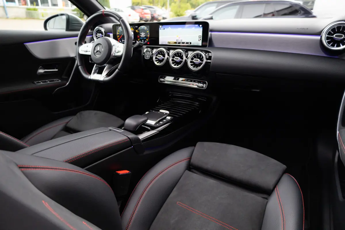 AMG 35 4MATIC 306 pk Premium Plus AMG-Pakket / Mat-Grijs/ Pano-Dak/ Camera/ Keyless/ Wide-Screen/ Sfeer-Verl/ Sport-Stoelen/ Stoel.Verw/ 19'' LMV