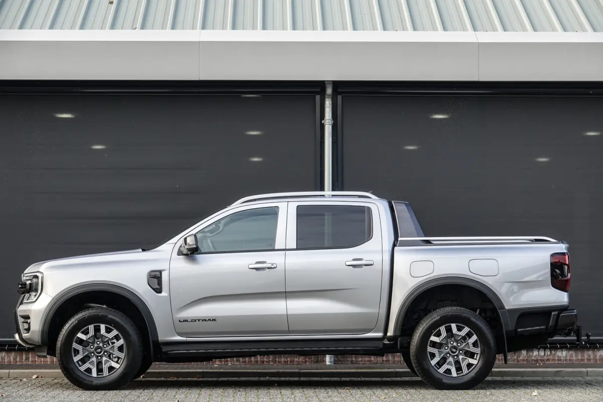 Wildtrak (Incl. BPM) 2.3PHEV 280Pk Aut. | Plug In Hybride | Double Cab | 5-Persoons | 3.500Kg trekgewicht | Trekhaak | Elek. Rollertop | 18'' | Iconic Silver