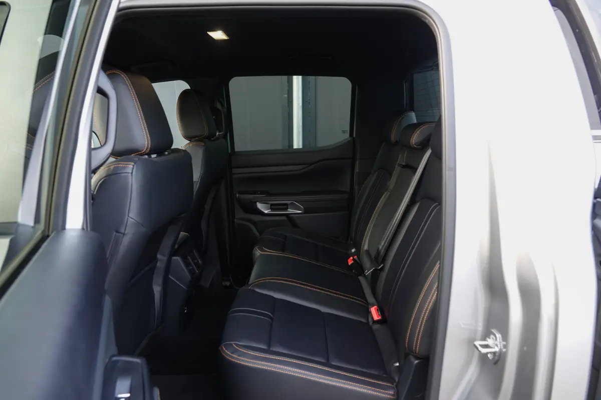 Wildtrak (Incl. BPM) 2.3PHEV 280Pk Aut. | Plug In Hybride | Double Cab | 5-Persoons | 3.500Kg trekgewicht | Trekhaak | Elek. Rollertop | 18'' | Iconic Silver