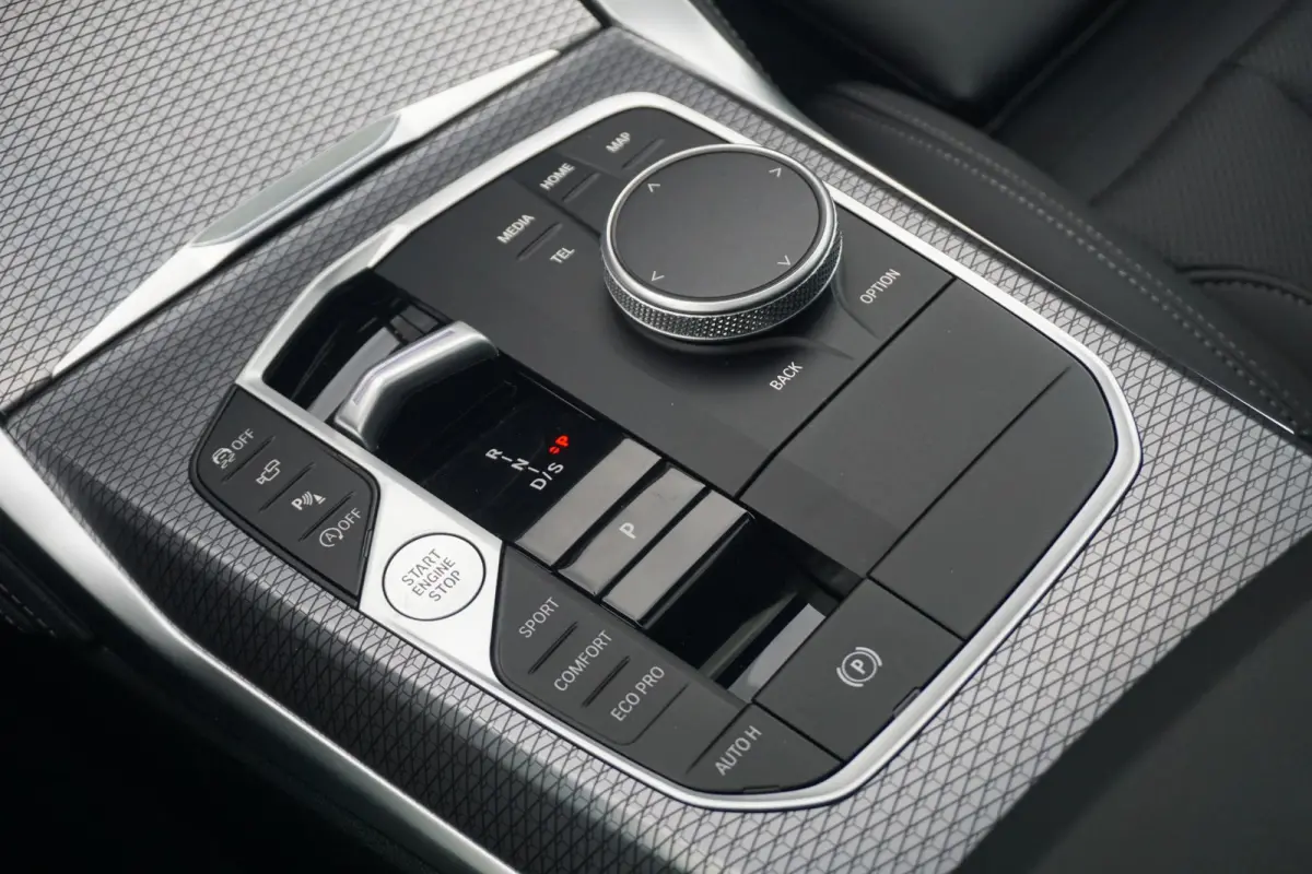 420i | M Sportpakket Pro | Glazen schuif-/kanteldak | Stuur- en stoelverwarming | Active Cruise Control | Head-Up Display | HiFi System | 19" M Y-Spaak |