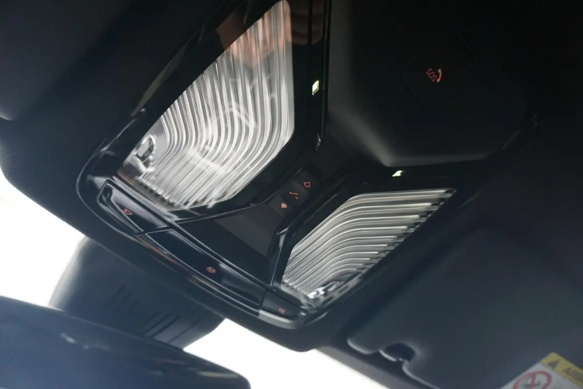 420i | M Sportpakket Pro | Glazen schuif-/kanteldak | Stuur- en stoelverwarming | Active Cruise Control | Head-Up Display | HiFi System | 19" M Y-Spaak |